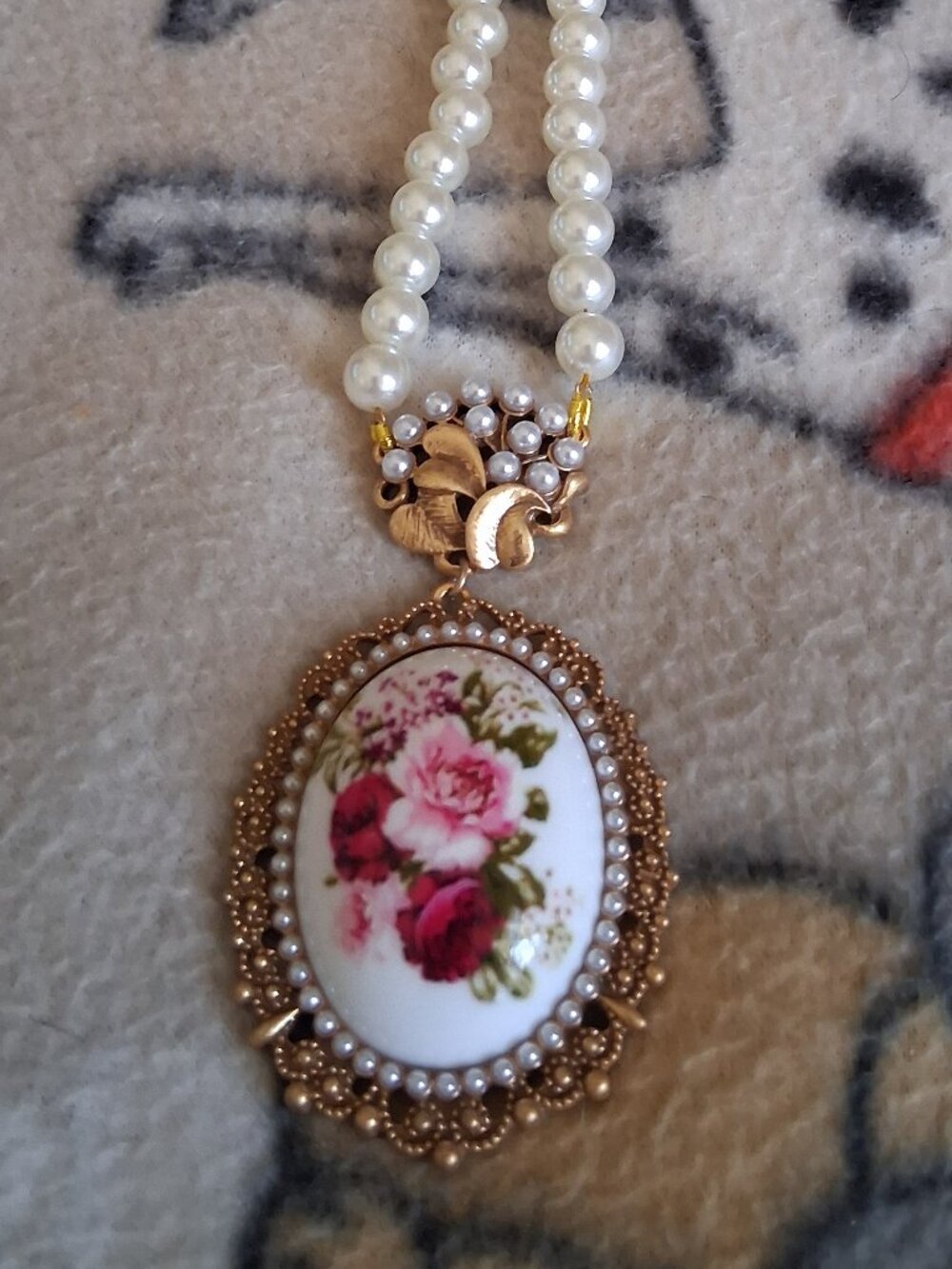 BEAUTFUIL VINTAGE BEADED PEARL BRACLET WITH FLOWERS.